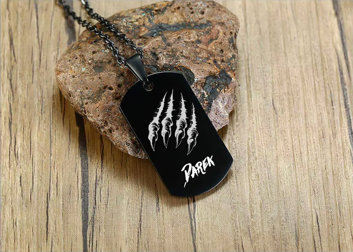 Czarna stalowa nieśmiertelnikowa zawieszka z grawerem śladów pazurów i imieniem Darek – męska biżuteria personalizowana.